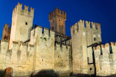 Sirmione, İtalya günbatımı sırasında Scaliger kalede 