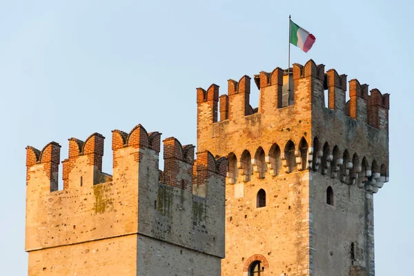 The Scaliger Castle in Sirmione, Italy during sunset — Stock Photo, Image