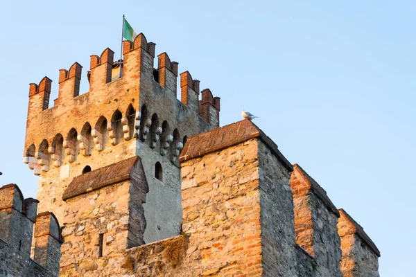 The Scaliger Castle in Sirmione, Italy during sunset — Stock Photo, Image