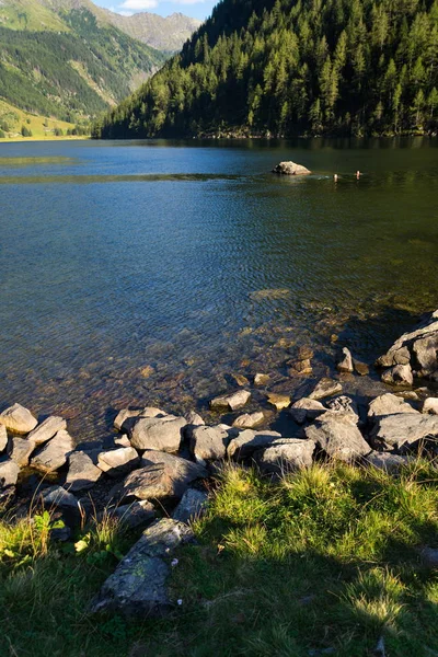 Horská jezera Riesachsee mit Riesachsfalle u Schladmingu v Rakousku — Stock fotografie