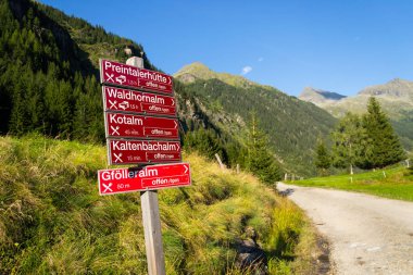 Turist işareti yakınındaki Alp dağ gölü Ries