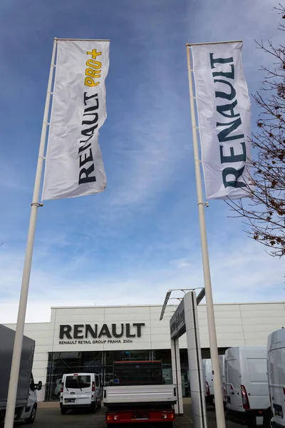 Logotipo da empresa Renault na construção de concessionárias — Fotografia de Stock