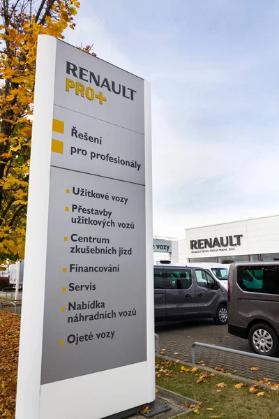 Logo aziendale Renault sulla costruzione della concessionaria — Foto Stock