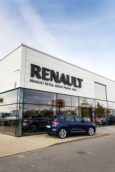 Logotipo de la empresa Renault en la construcción de concesionarios — Foto de Stock