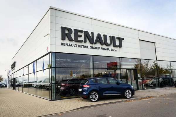 Logotipo de la empresa Renault en la construcción de concesionarios — Foto de Stock