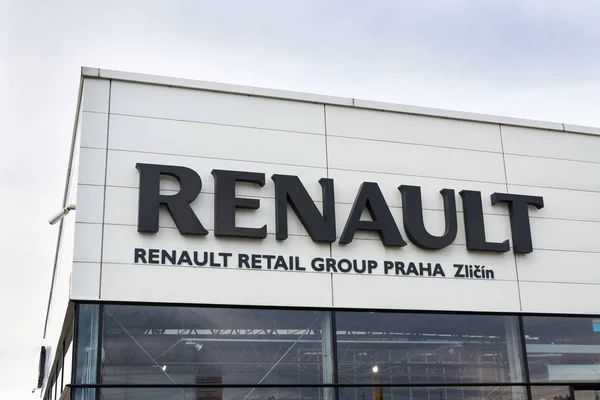 Logotipo da empresa Renault na construção de concessionárias — Fotografia de Stock