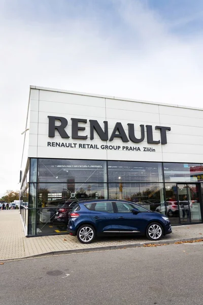 Renault company logo on dealership building — Stock Photo, Image