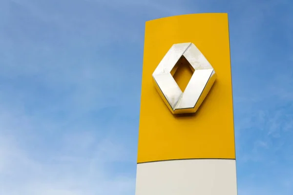 Logotipo da empresa Renault na construção de concessionárias — Fotografia de Stock