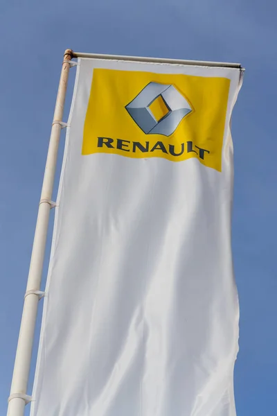 Logotipo da empresa Renault na construção de concessionárias — Fotografia de Stock