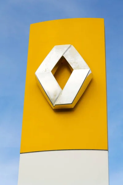 Logotipo da empresa Renault na construção de concessionárias — Fotografia de Stock