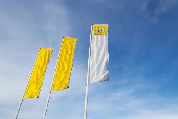 Renault cég emblémáját épület márkakereskedés — Stock Fotó