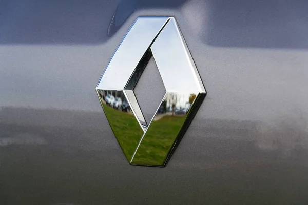 Logotipo de la empresa Renault en coche — Foto de Stock