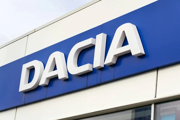 Logo de la empresa Dacia en la construcción de concesionarios — Foto de Stock