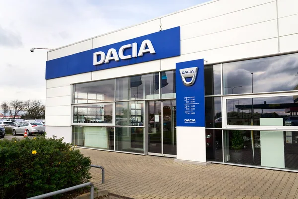 Logo de la empresa Dacia en la construcción de concesionarios — Foto de Stock