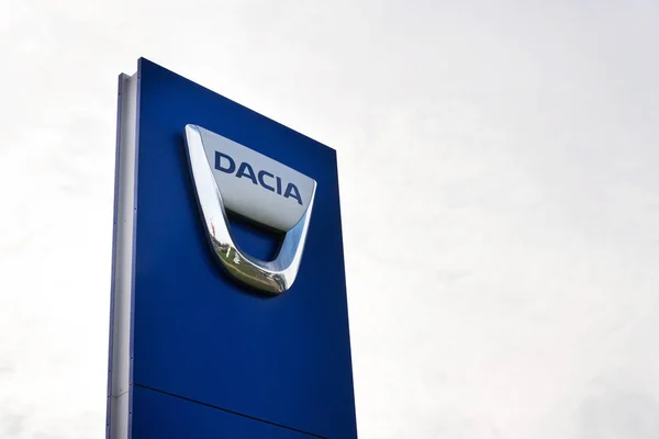 Logo de la empresa Dacia en la construcción de concesionarios — Foto de Stock
