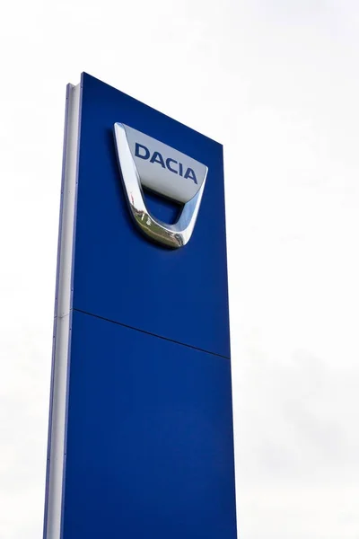 Logotipo da empresa Dacia na construção de concessionárias — Fotografia de Stock