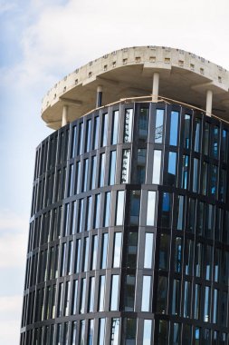 Gökdelen inşaat alanında mavi berrak gökyüzü kopya ile