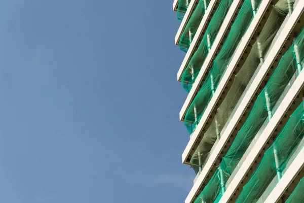 Wolkenkrabber bouwplaats met blauwe heldere hemel kopie — Stockfoto