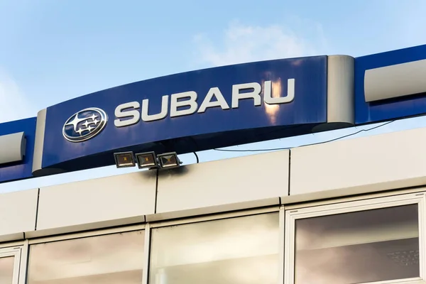 Logotipo de la empresa Subaru en la construcción de concesionarios — Foto de Stock