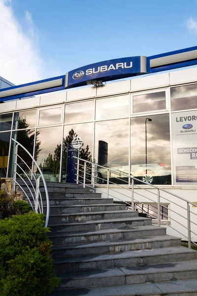 Logotipo de la empresa Subaru en la construcción de concesionarios — Foto de Stock