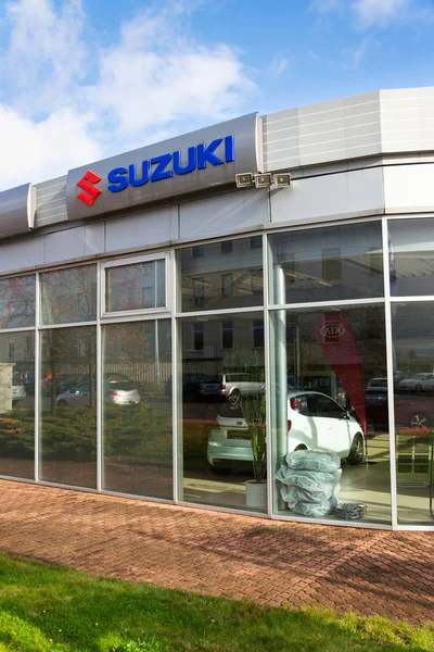 Logo Suzuki Motor corporation sulla costruzione di concessionarie — Foto Stock