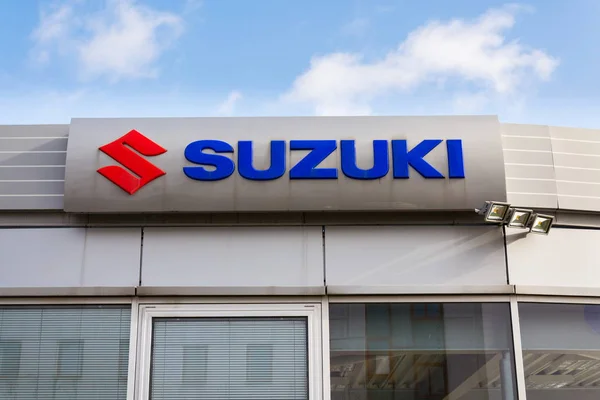 Suzuki Motor corporation logo na dealerskiej budynku — Zdjęcie stockowe