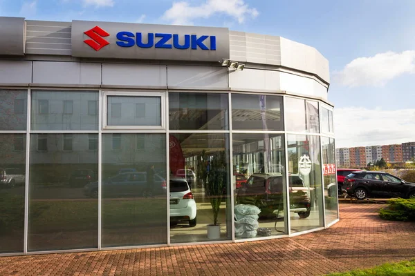 Suzuki Motor corporation logo na budově obchodní zastoupení — Stock fotografie