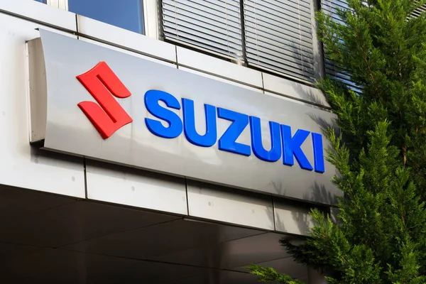 Suzuki Motor logotipo da empresa na construção de concessionárias — Fotografia de Stock