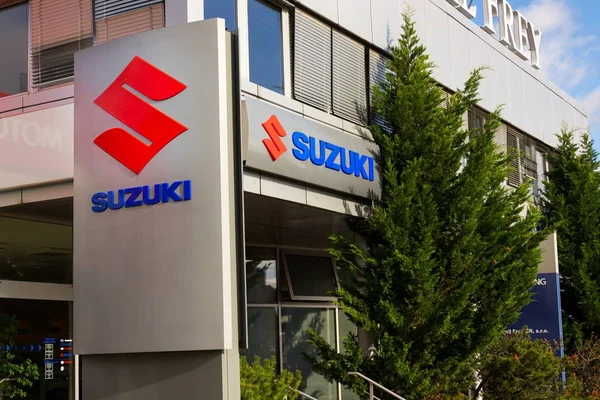 Logotipo de la corporación Suzuki Motor en la construcción de concesionarios — Foto de Stock
