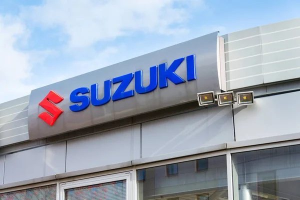 Logotipo de la corporación Suzuki Motor en la construcción de concesionarios — Foto de Stock