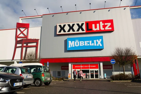XXXLutz Mobelix logotipo de la corporación en la construcción de supermercados — Foto de Stock