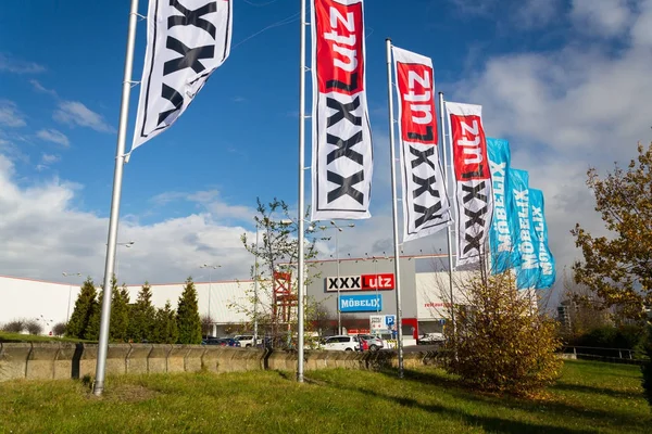 XXXLutz Mobelix logotipo de la corporación en la construcción de supermercados — Foto de Stock