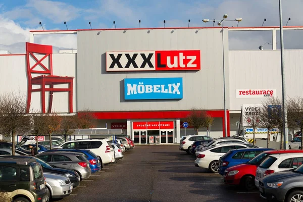 XXXLutz Mobelix logotipo de la corporación en la construcción de supermercados — Foto de Stock