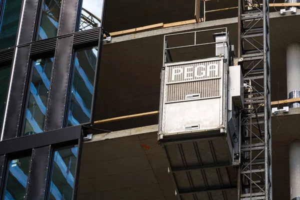高層ビル建設現場で Pega ホイストから持ち上げる — ストック写真