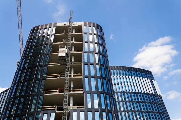 Lift from Pega hoist on skyscraper construction site — Stock Photo, Image