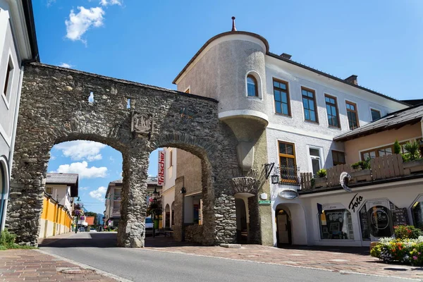 Alzburg Gate framför romersk-katolska kyrkan i Schladming, Österrike — Stockfoto