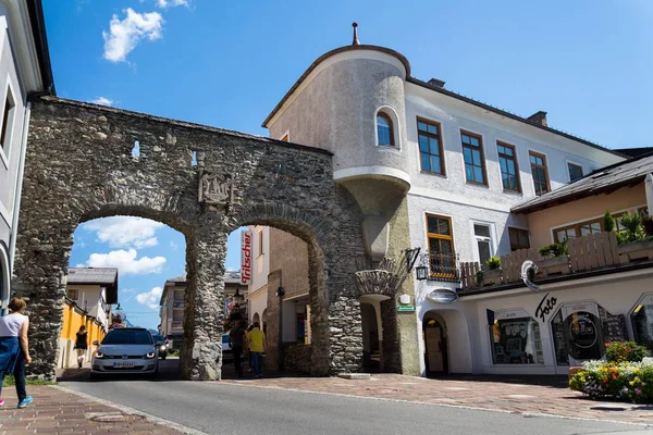 Alzburg Gate framför romersk-katolska kyrkan i Schladming, Österrike — Stockfoto