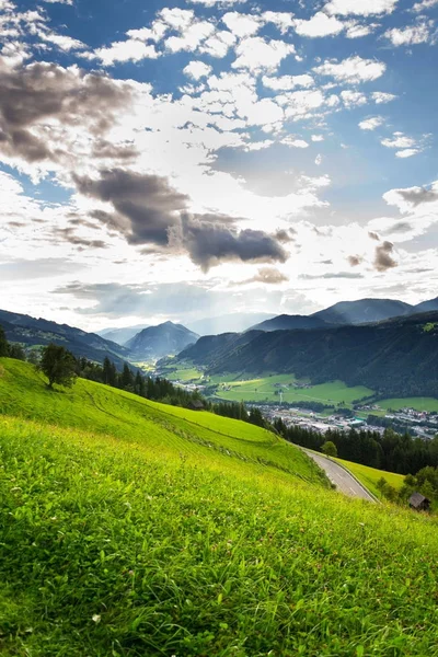 Bella valle con ex città mineraria Schladming in Stiria, A — Foto Stock