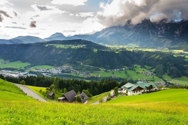 美丽的山谷与前矿业镇 Schladming 在施蒂里亚, 一个 — 图库照片