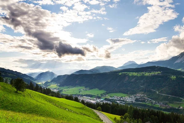 美丽的山谷与前矿业镇 Schladming 在施蒂里亚, 一个 — 图库照片