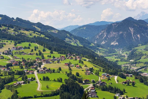 美丽的谷与前采矿镇 Schladming 在施蒂里亚, 奥地利 — 图库照片