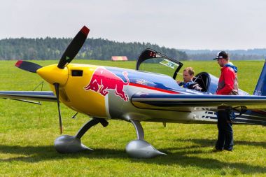 Red Bull Air Race pilotu Martin Sonka akrobasi uçağı 