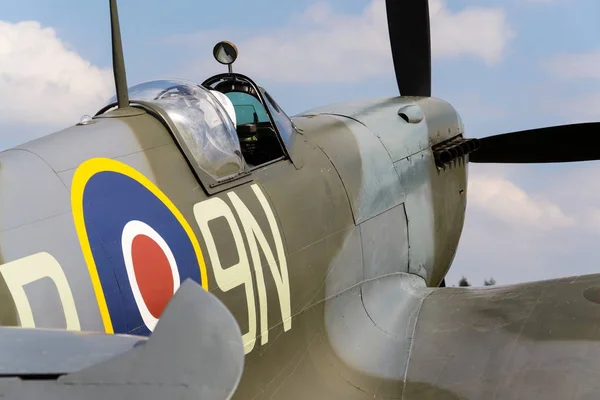 Pilote assis dans le cockpit d'un avion de chasse Supermarine Spitfire utilisé par la Royal Air Force britannique — Photo