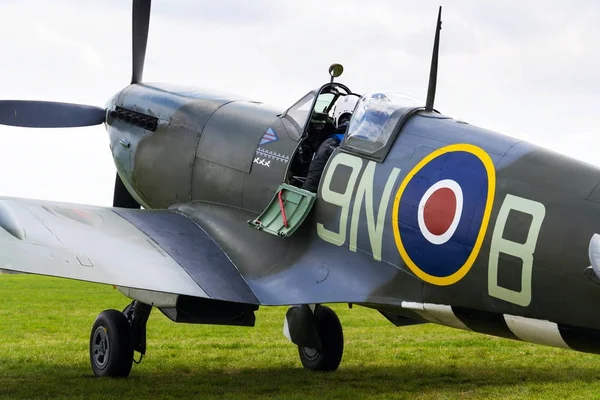 Pilot sits in cockpit of Supermarine Spitfire fighter aircraft used by british Royal Air Force — Stock Photo, Image