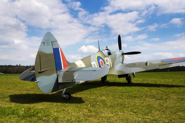 Πιλότος κάθεται στο πιλοτήριο του Supermarine Spitfire μαχητικό αεροσκάφος χρησιμοποιείται από Βρετανική Βασιλική Αεροπορία — Φωτογραφία Αρχείου