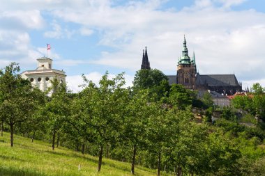 ABD Büyükelçiliği Prag St. Vitus Katedrali ile Glorietta Pavyonu