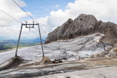 İnsanlar Avusturya Alplerinde Koppenkarstein ferrata Dachstein buzul, yakınındaki Via tırmanma