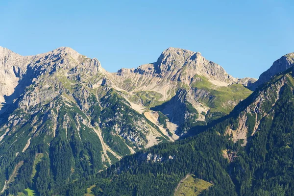 Berghut Guttenberghaus tussen Eselstein en Sinabell in Dachstein bergen — Stockfoto