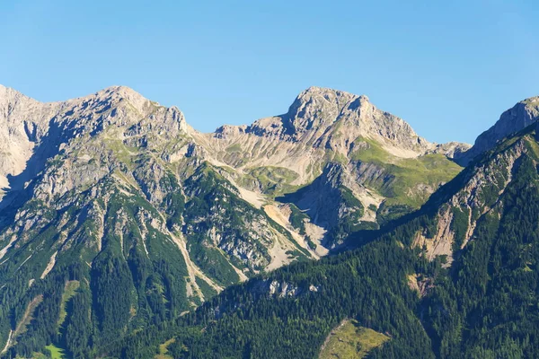 Cabine de montanha Guttenberghaus entre Eselstein e Sinabell nas montanhas Dachstein — Fotografia de Stock