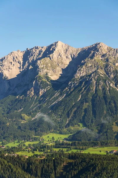 Dachstein Mountains over Schladming, Northern Limestone Alps, Áustria — Fotografia de Stock